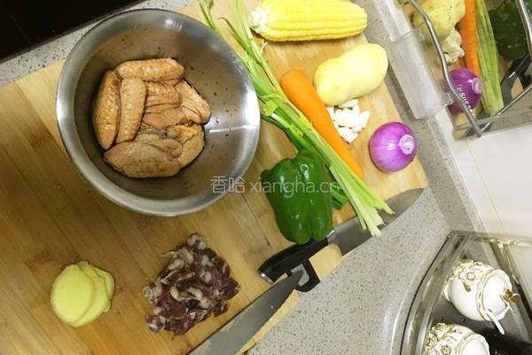 三汁鸡翅焖锅的做法图解1