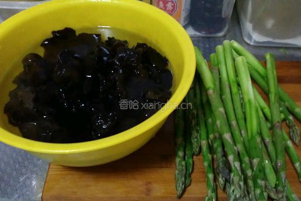 凉拌木耳竹笋的做法图解1