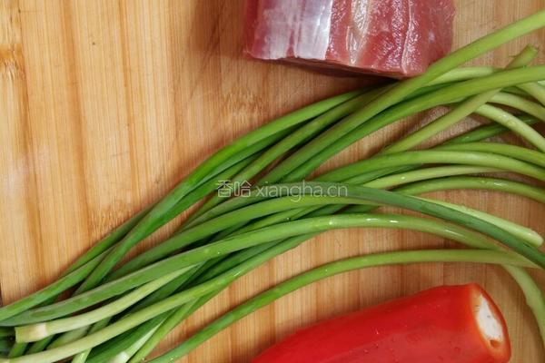 肉丝炒蒜苔的做法图解1