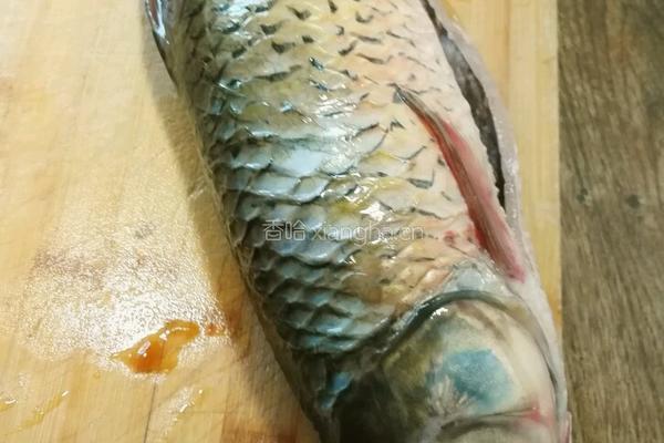 油炸爆腌鱼的做法图解1