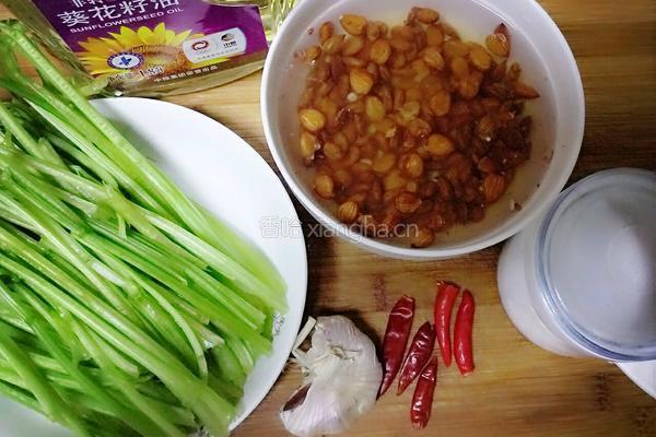 蒜香菠菜梗的做法图解1