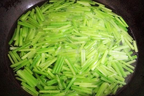 蒜香菠菜梗的做法图解3