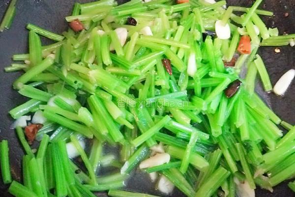 蒜香菠菜梗的做法图解6