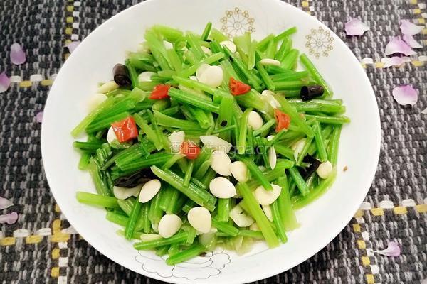 蒜香菠菜梗的做法图解7