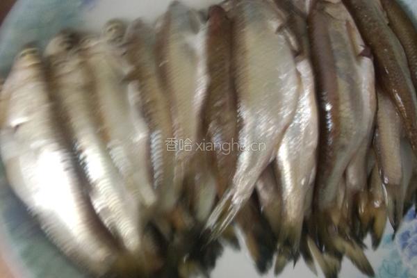 青辣椒炒小河鱼的做法图解1