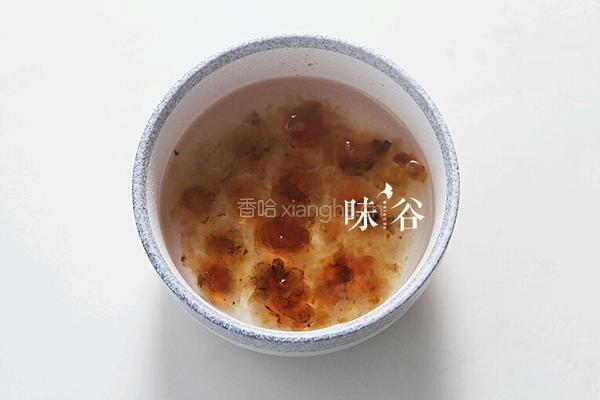 牛奶炖桃胶的做法图解2