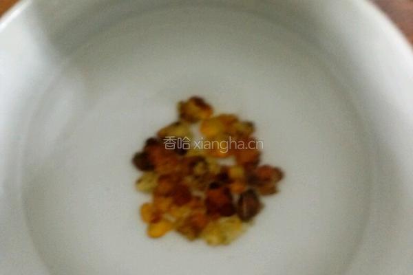 雪燕桃胶皂角羹的做法图解1