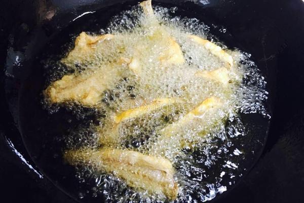 炸黄花鱼的做法图解9