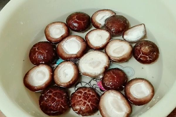 香菇焖鸡翅的做法图解2
