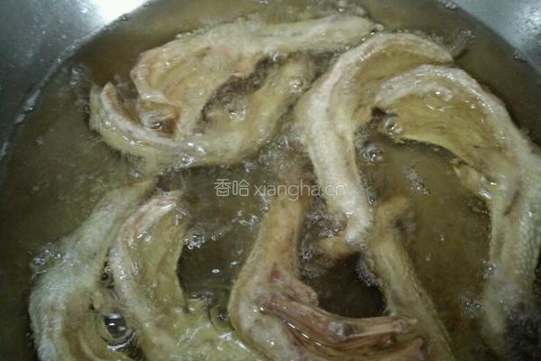田螺鸭脚煲的做法图解1
