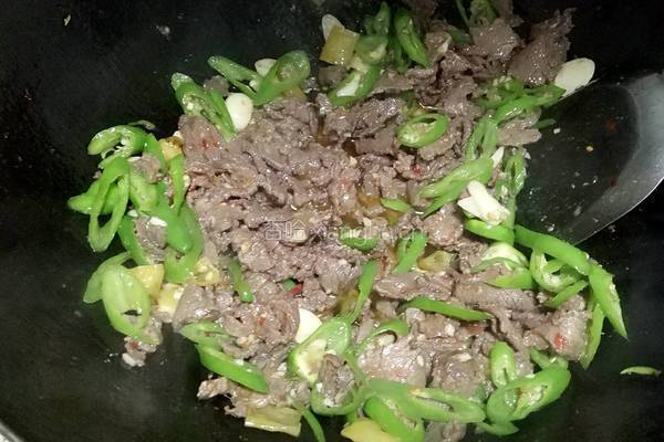 青椒炒牛肉的做法图解7