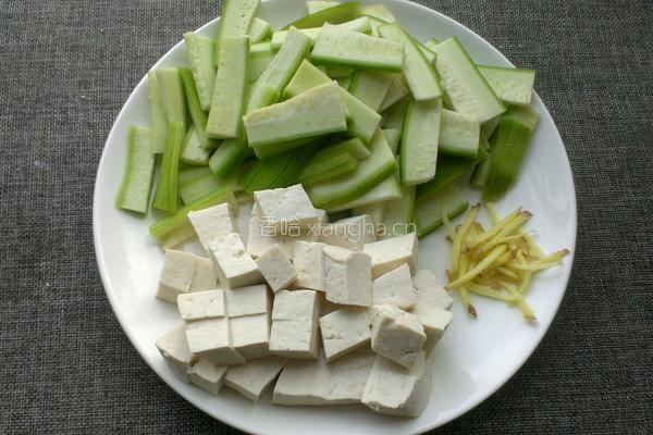 海米丝瓜豆腐汤的做法图解2