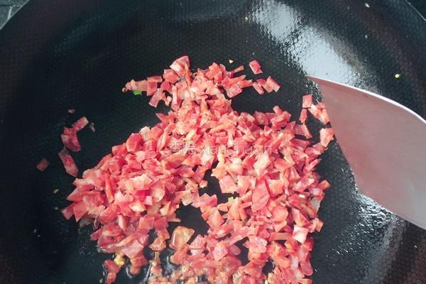 腊肠鸡蛋炒饭的做法图解2