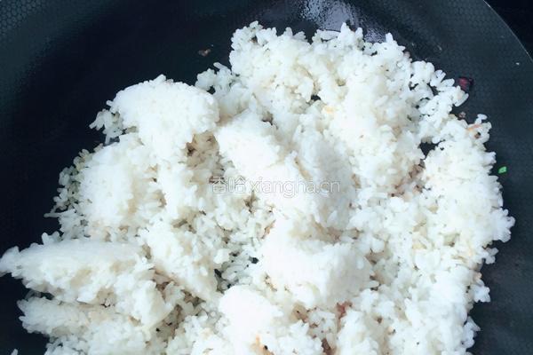 腊肠鸡蛋炒饭的做法图解5