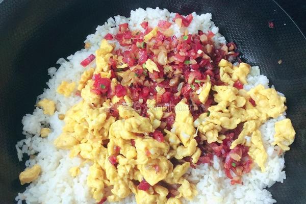腊肠鸡蛋炒饭的做法图解6