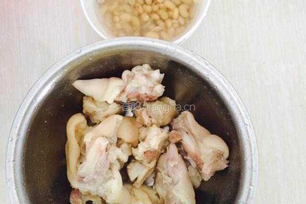 黄豆猪蹄汤的做法图解1