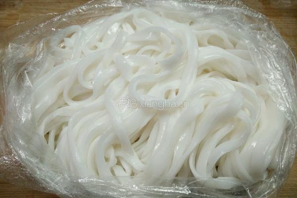 鸡蛋银芽炒河粉的做法图解2