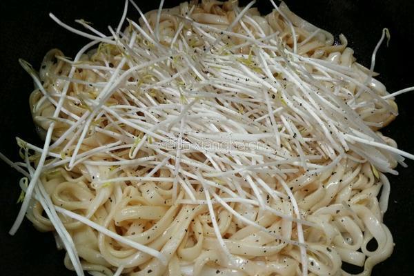 鸡蛋银芽炒河粉的做法图解6
