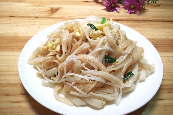 鸡蛋银芽炒河粉的做法图解8