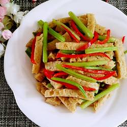 芹菜炒面筋的做法[图]