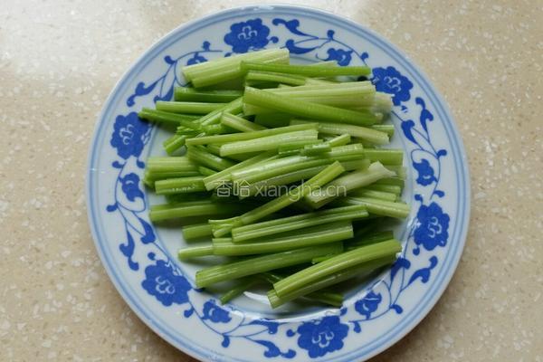 芹菜炒面筋的做法图解2