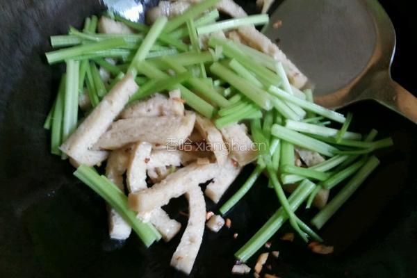 芹菜炒面筋的做法图解7