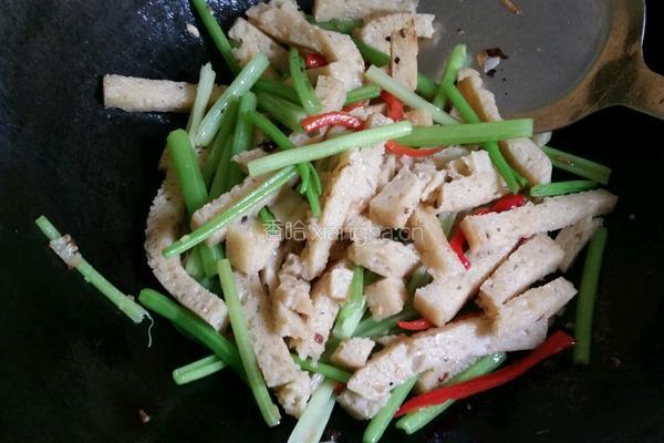 芹菜炒面筋的做法图解9