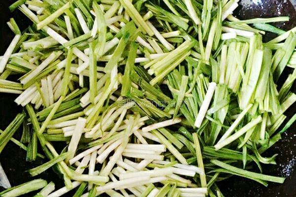 蒜苗炒鸡蛋的做法图解5