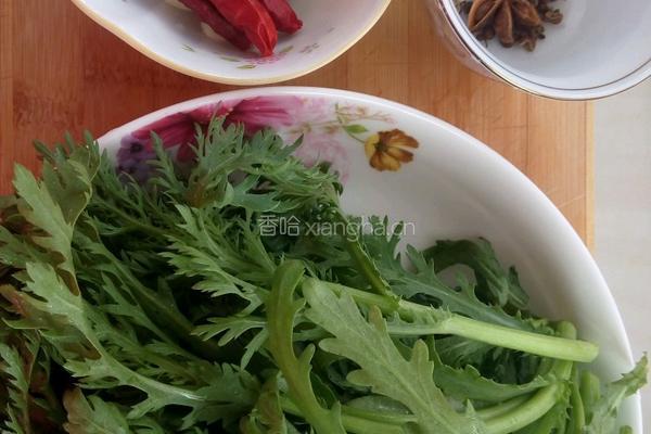 生拌茼蒿的做法图解1