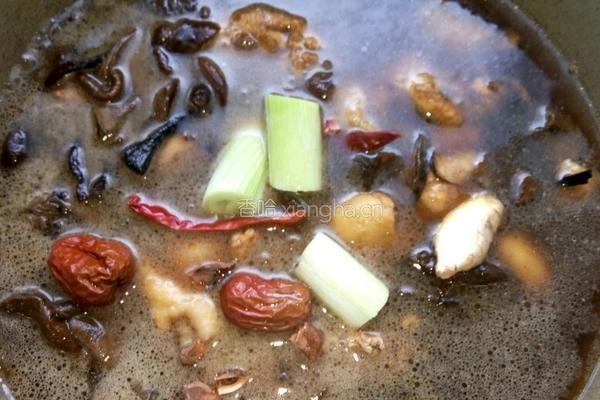 野蘑菇炖鸡的做法图解4
