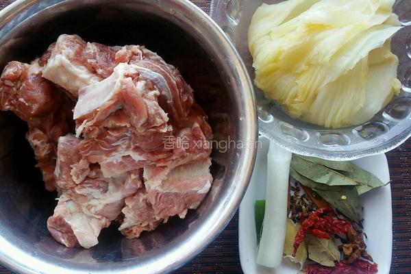 东北酸菜炖排骨的做法图解1