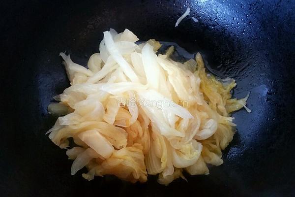 东北酸菜炖排骨的做法图解5