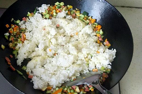 彩蔬炒饭的做法图解4