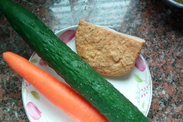胡萝卜青瓜炒鱼饼的做法图解1