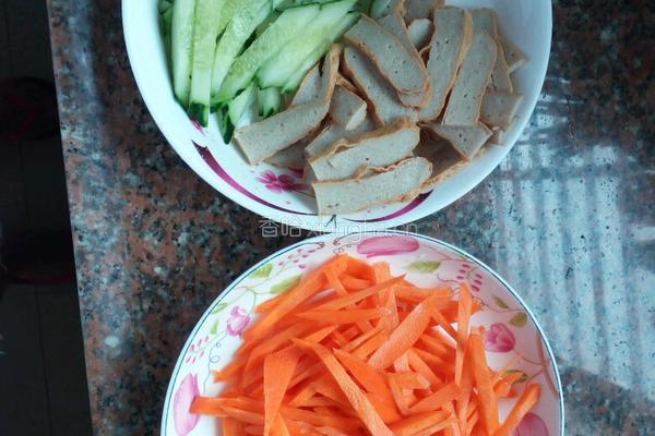 胡萝卜青瓜炒鱼饼的做法图解2