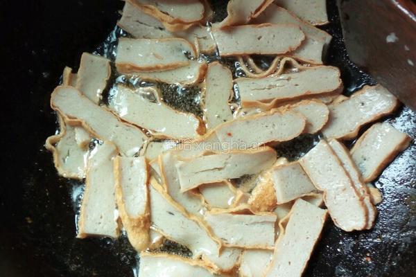 胡萝卜青瓜炒鱼饼的做法图解4