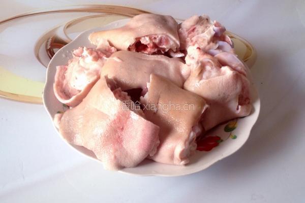 黄豆花生猪脚汤的做法图解1