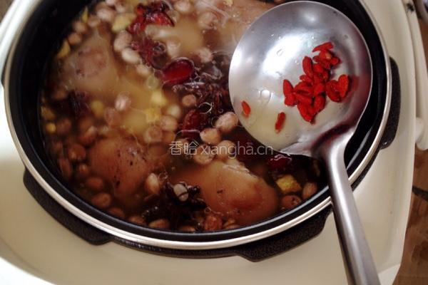 黄豆花生猪脚汤的做法图解7