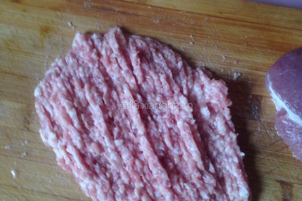 香菇猪肉水饺的做法图解1