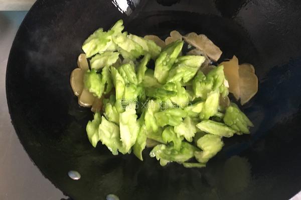 榨菜炒苦瓜的做法图解4