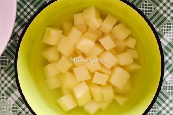腊肠土豆焖饭的做法图解2