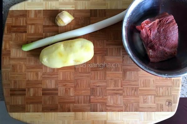 土豆牛肉的做法图解1