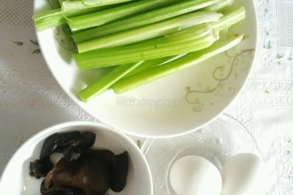 芹菜炒鸡蛋的做法图解1