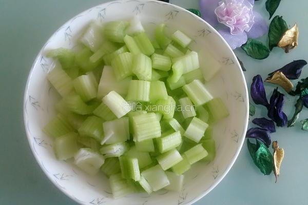 凉拌西芹胡萝卜的做法图解1