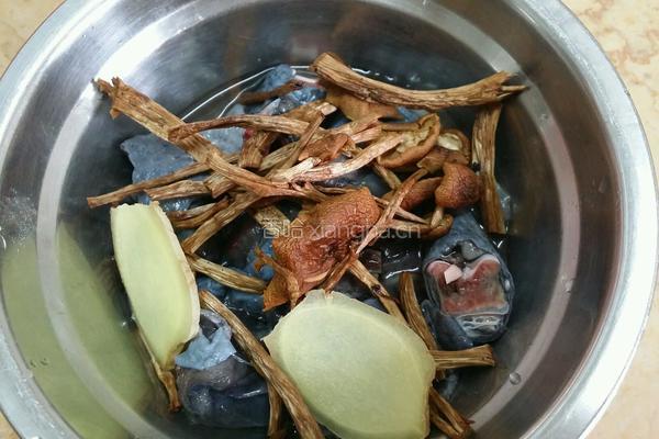 茶树菇炖鸡的做法图解3