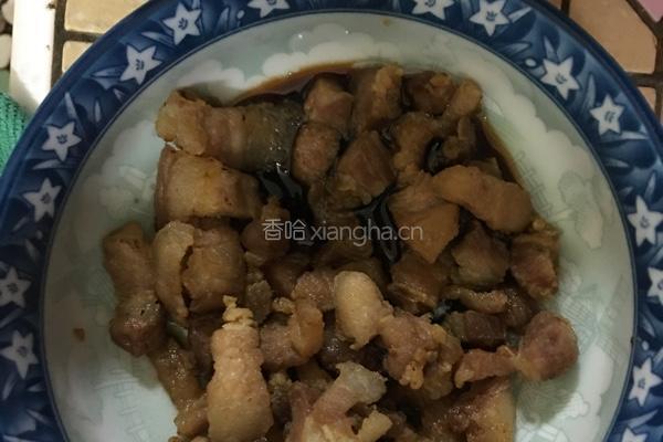 香菇腐竹闷肉的做法图解3