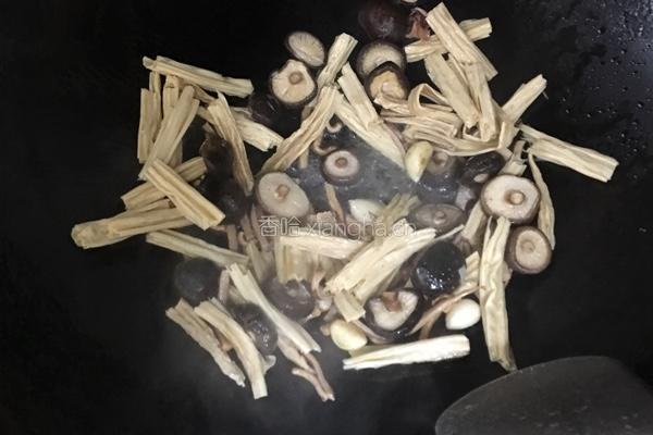 香菇腐竹闷肉的做法图解6