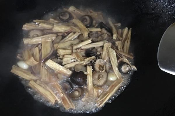 香菇腐竹闷肉的做法图解7