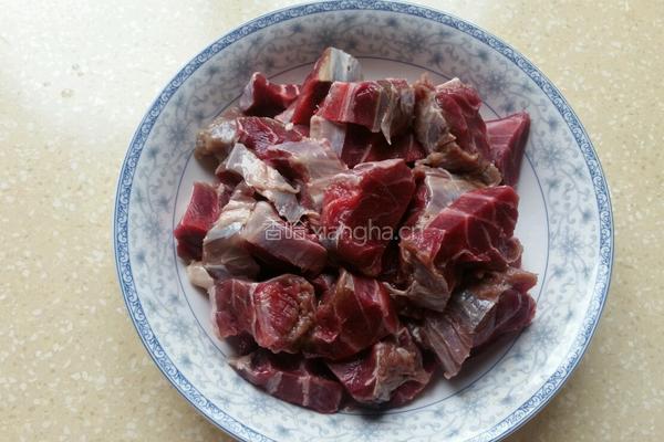 胡萝卜炖牛肉的做法图解1