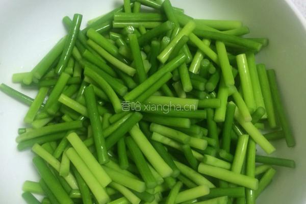 蒜苔炒腊肉的做法图解2